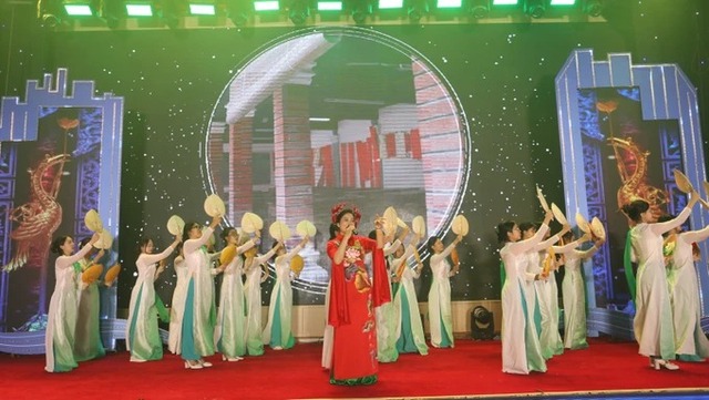 NSND Lê Chức dẫn dắt chương trình Kỷ niệm 120 năm miền quê lụa Hà Đông - Ảnh 1. NSND Lê Chức dẫn dắt chương trình Kỷ niệm 120 năm miền quê lụa Hà Đông - Ảnh 1.