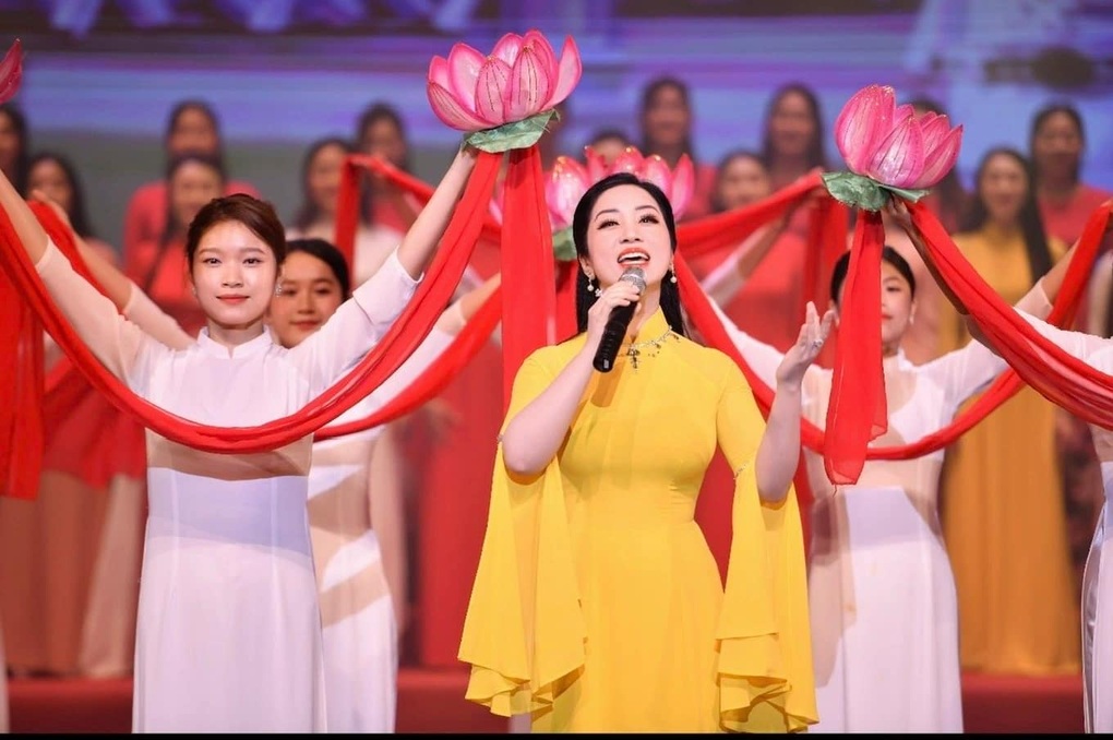 NSƯT Phương Nga đi thi Sao Mai với 2 triệu đồng, say nắng từ năm lớp 11 - 1 NSƯT Phương Nga đi thi Sao Mai với 2 triệu đồng, say nắng từ năm lớp 11 - 1