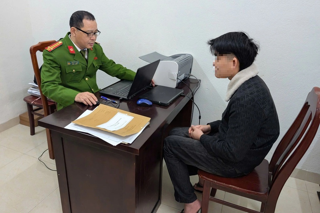 Nam sinh lớp 10 bị đánh ở sân trường vì... nhặt được 10.000 đồng - 1 Nam sinh lớp 10 bị đánh ở sân trường vì... nhặt được 10.000 đồng - 1