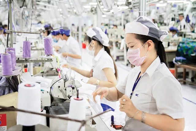 Ngành dệt may đón cơ hội dịp cuối năm - Ảnh 1. Ngành dệt may đón cơ hội dịp cuối năm - Ảnh 1.