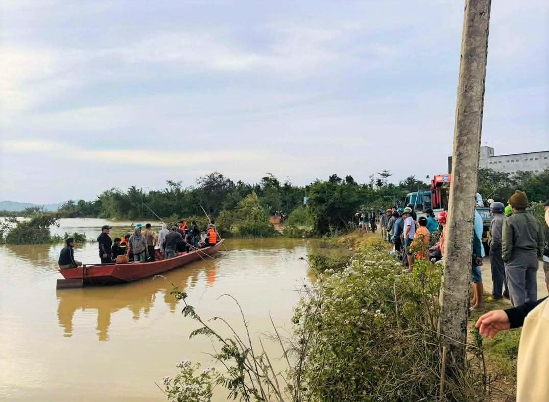 Nghi vấn người mẹ ôm con 4 tuổi nhảy cầu tự tử- Ảnh 1. Nghi vấn người mẹ ôm con 4 tuổi nhảy cầu tự tử- Ảnh 1.