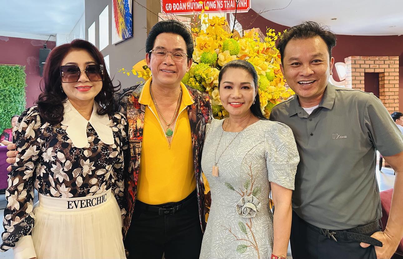 Ngọc Huyền, Thoại Mỹ, Phượng Hằng háo hức chờ live show Ngân Tuấn- Ảnh 1. Ngọc Huyền, Thoại Mỹ, Phượng Hằng háo hức chờ live show Ngân Tuấn- Ảnh 1.