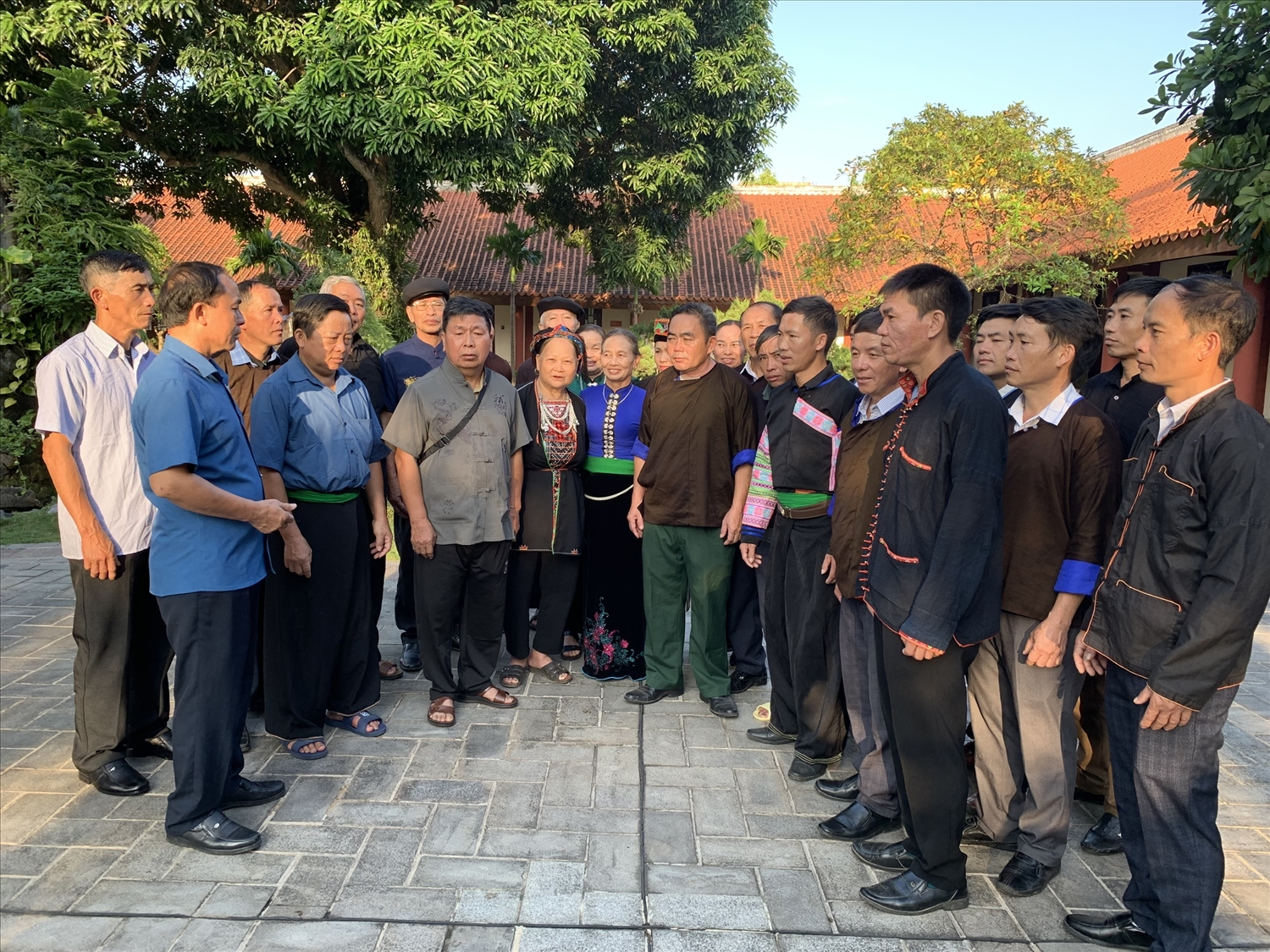 Phó Trưởng Ban dân tộc tỉnh Yên Bái Vàng A Rùa (đầu tiên trái sang sang) trò chuyện với đội ngũ Người có uy tín) Phó Trưởng Ban dân tộc tỉnh Yên Bái Vàng A Rùa (đầu tiên trái sang sang) trò chuyện với đội ngũ Người có uy tín)