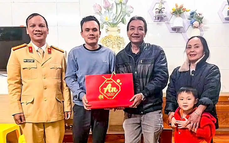 Người đàn ông kể vài giây sống còn 'giải cứu' em nhỏ khỏi điểm mù xe tải - Ảnh 2. Người đàn ông kể vài giây sống còn 'giải cứu' em nhỏ khỏi điểm mù xe tải - Ảnh 2.