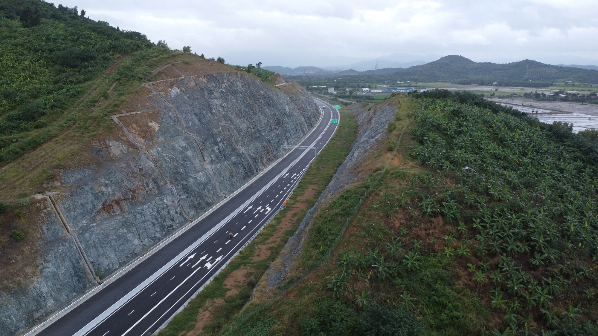 Khai thác hơn 60 km cao tốc Vân Phong - Nha Trang trước Tết Nguyên đán 2025 - Ảnh 1. Khai thác hơn 60 km cao tốc Vân Phong - Nha Trang trước Tết Nguyên đán 2025 - Ảnh 1.