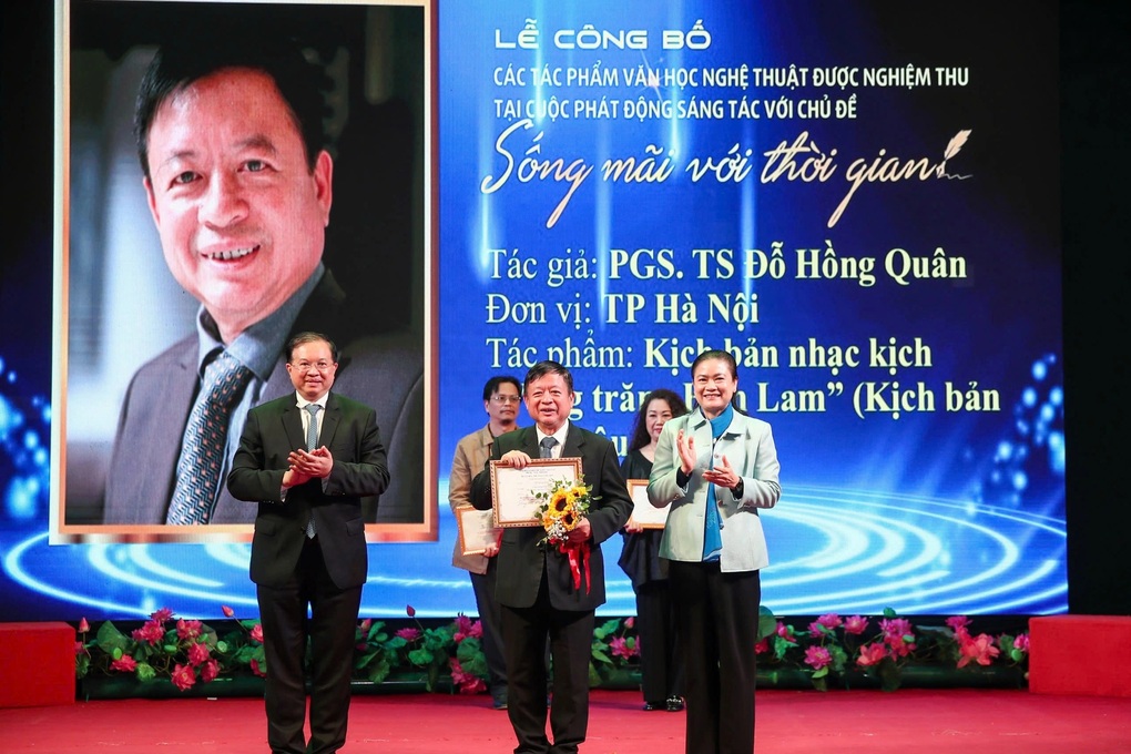 Nhạc sĩ Đỗ Hồng Quân được vinh danh tại cuộc thi Sống mãi với thời gian - 2 Nhạc sĩ Đỗ Hồng Quân được vinh danh tại cuộc thi Sống mãi với thời gian - 2