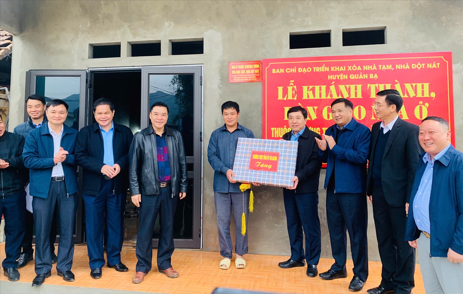 Quyền Bí thư Tỉnh ủy Hà Giang Nguyễn Mạnh Dũng tặng quà và chúc mừng tân gia nhà mới tại hộ anh Chu Thống Tài, thị trấn Tam Sơn (Quản Bạ) Quyền Bí thư Tỉnh ủy Hà Giang Nguyễn Mạnh Dũng tặng quà và chúc mừng tân gia nhà mới tại hộ anh Chu Thống Tài, thị trấn Tam Sơn (Quản Bạ)