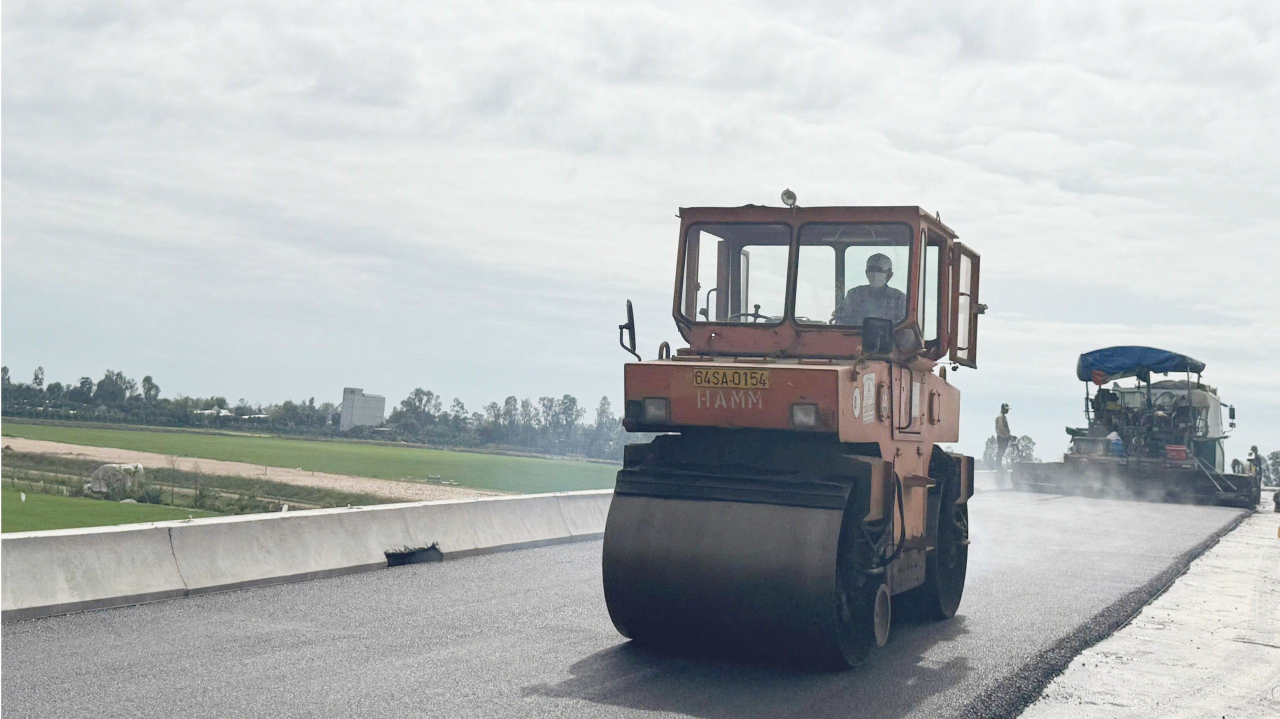 Những mét nhựa đầu tiên được thảm trên cao tốc Châu Đốc - Cần Thơ - Sóc Trăng- Ảnh 1. Những mét nhựa đầu tiên được thảm trên cao tốc Châu Đốc - Cần Thơ - Sóc Trăng- Ảnh 1.