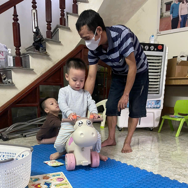 Nói với con gái 3 câu qua camera, ông bố Hải Dương thu hút gần 1 triệu lượt xem - Ảnh 2. Nói với con gái 3 câu qua camera, ông bố Hải Dương thu hút gần 1 triệu lượt xem - Ảnh 2.