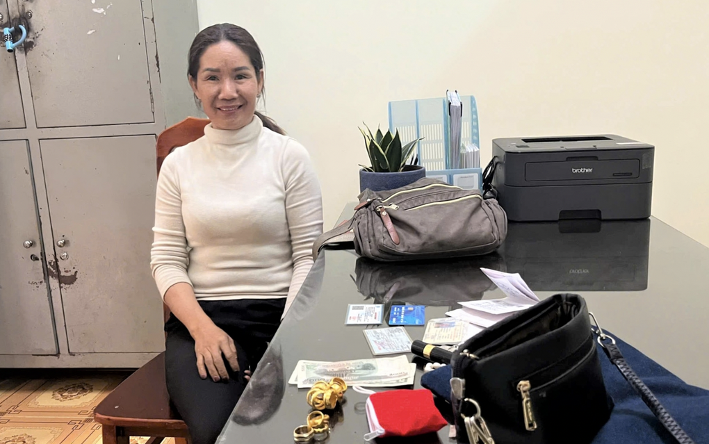 Nữ tiểu thương nhặt được túi xách chứa nhiều vàng, trị giá 320 triệu đồng - 1 Nữ tiểu thương nhặt được túi xách chứa nhiều vàng, trị giá 320 triệu đồng - 1