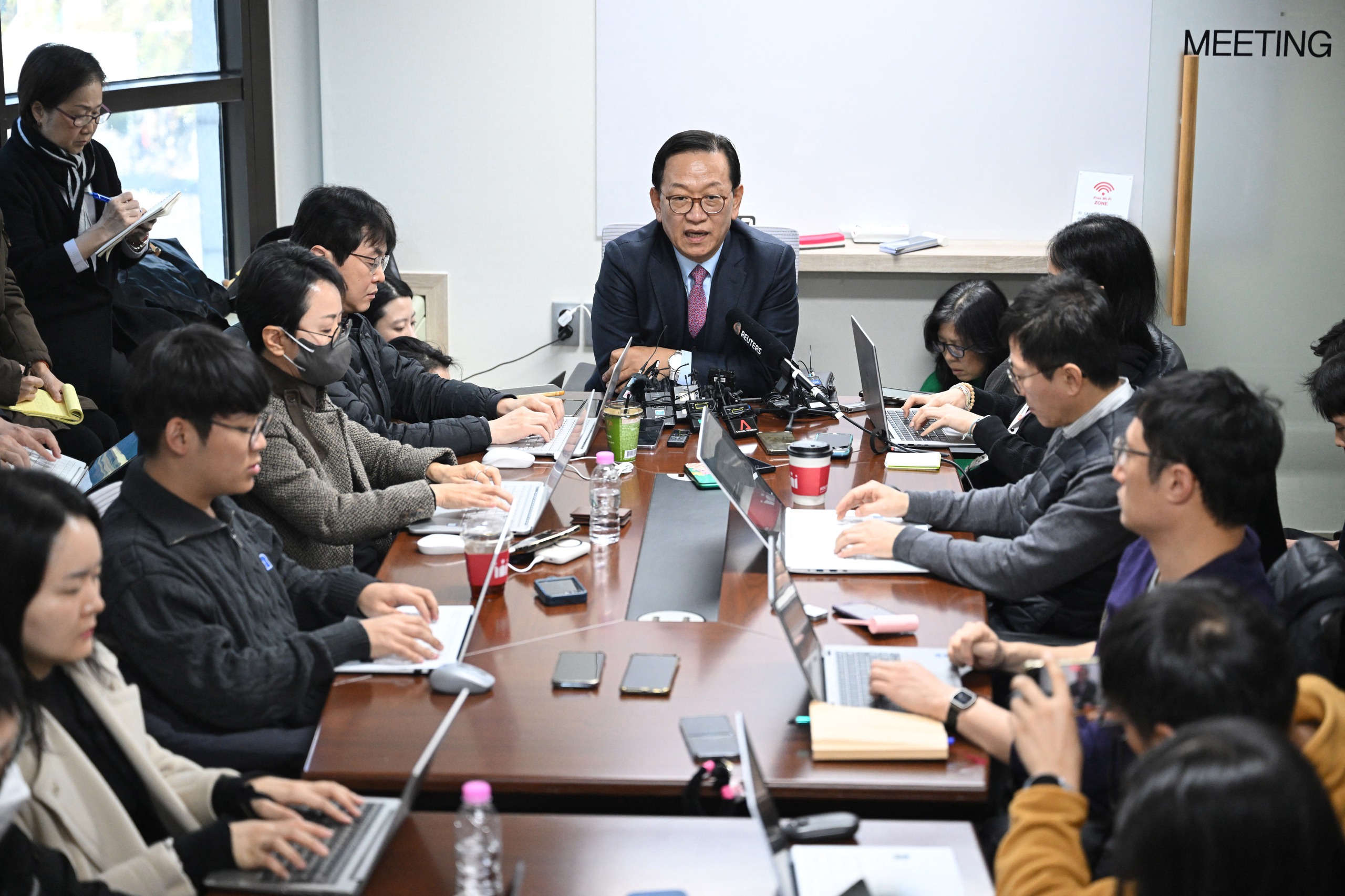 Ông Yoon Suk Yeol bác bỏ cáo buộc nổi loạn- Ảnh 1. Ông Yoon Suk Yeol bác bỏ cáo buộc nổi loạn- Ảnh 1.
