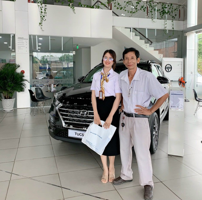 'Ông chú' Bình Phước đi mua ô tô bất ngờ tìm được nàng dâu như ý - Ảnh 1. 'Ông chú' Bình Phước đi mua ô tô bất ngờ tìm được nàng dâu như ý - Ảnh 1.