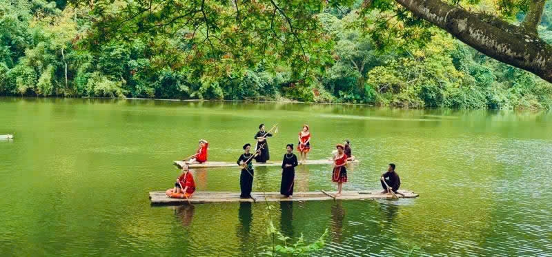 Bơi mảng nghe hát Then, đàn Tính Tẩu trên hồ Nà Nưa Bơi mảng nghe hát Then, đàn Tính Tẩu trên hồ Nà Nưa