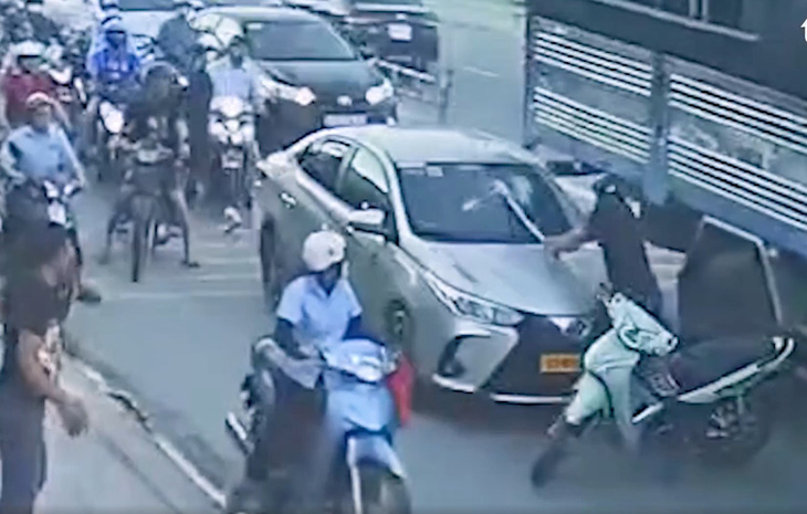 'Phạm thì phạt' liệu đã đủ với người hung hăng, đánh người chỉ vì cái quẹt xe? - Ảnh 1. Phạt 'kịch khung' đừng nương tay với người 'quẹt tí là đánh nhau', mới bớt côn đồ đường phố - Ảnh 1.