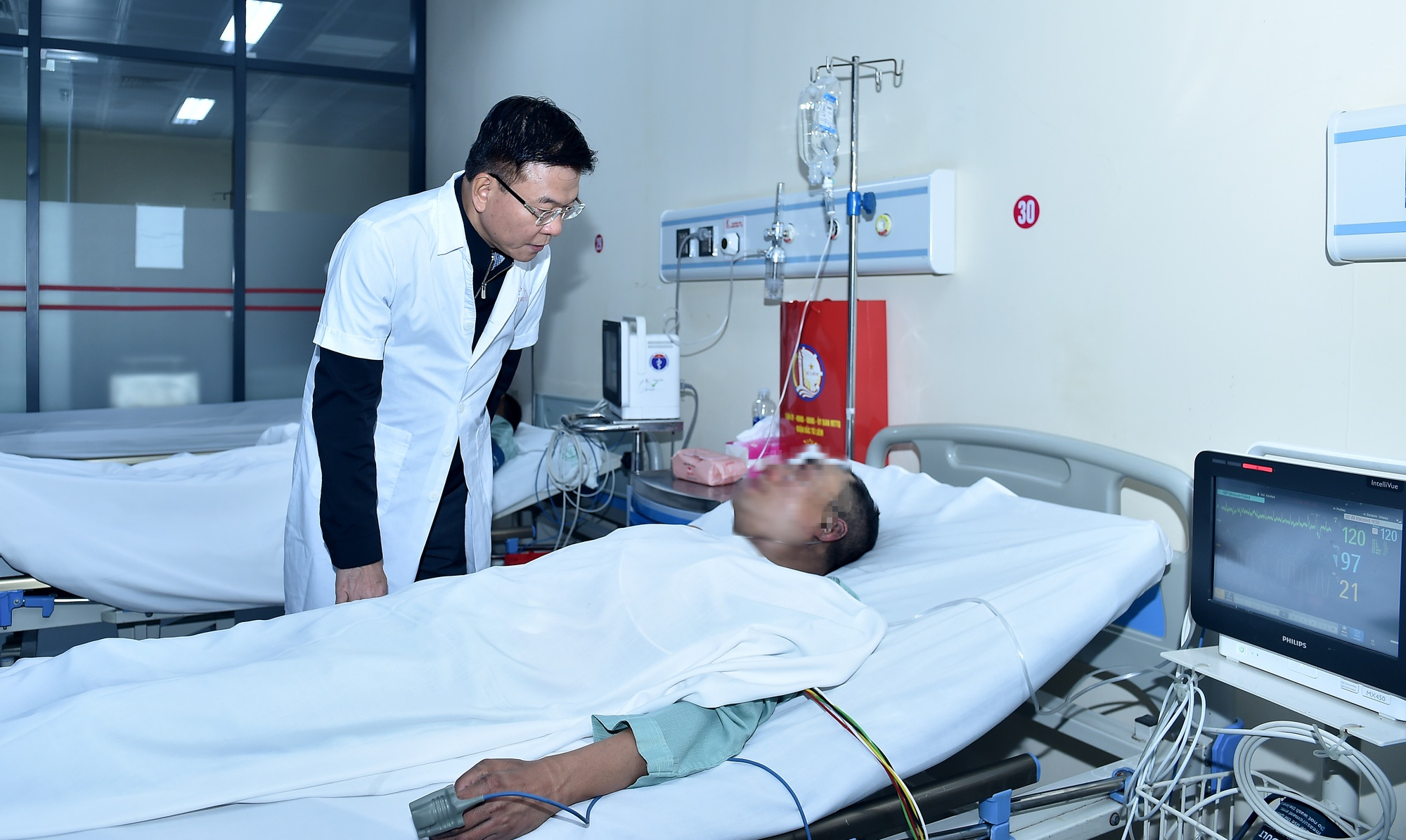 Phó Thủ tướng Lê Thành Long kiểm tra hiện trường vụ cháy 11 người tử vong, thăm hỏi nạn nhân- Ảnh 1. Phó Thủ tướng Lê Thành Long kiểm tra hiện trường vụ cháy 11 người tử vong, thăm hỏi nạn nhân- Ảnh 1.