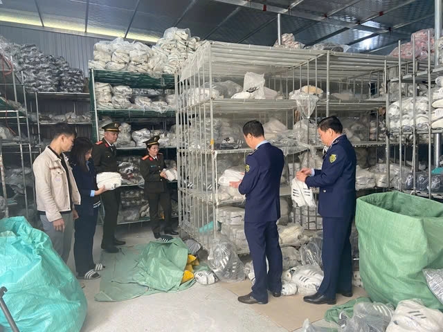 Lực lượng chức năng kiểm tra điểm tập kết hàng hóa giả mạo tại huyện Thanh Thủy, Phú Thọ Lực lượng chức năng kiểm tra điểm tập kết hàng hóa giả mạo tại huyện Thanh Thủy, Phú Thọ