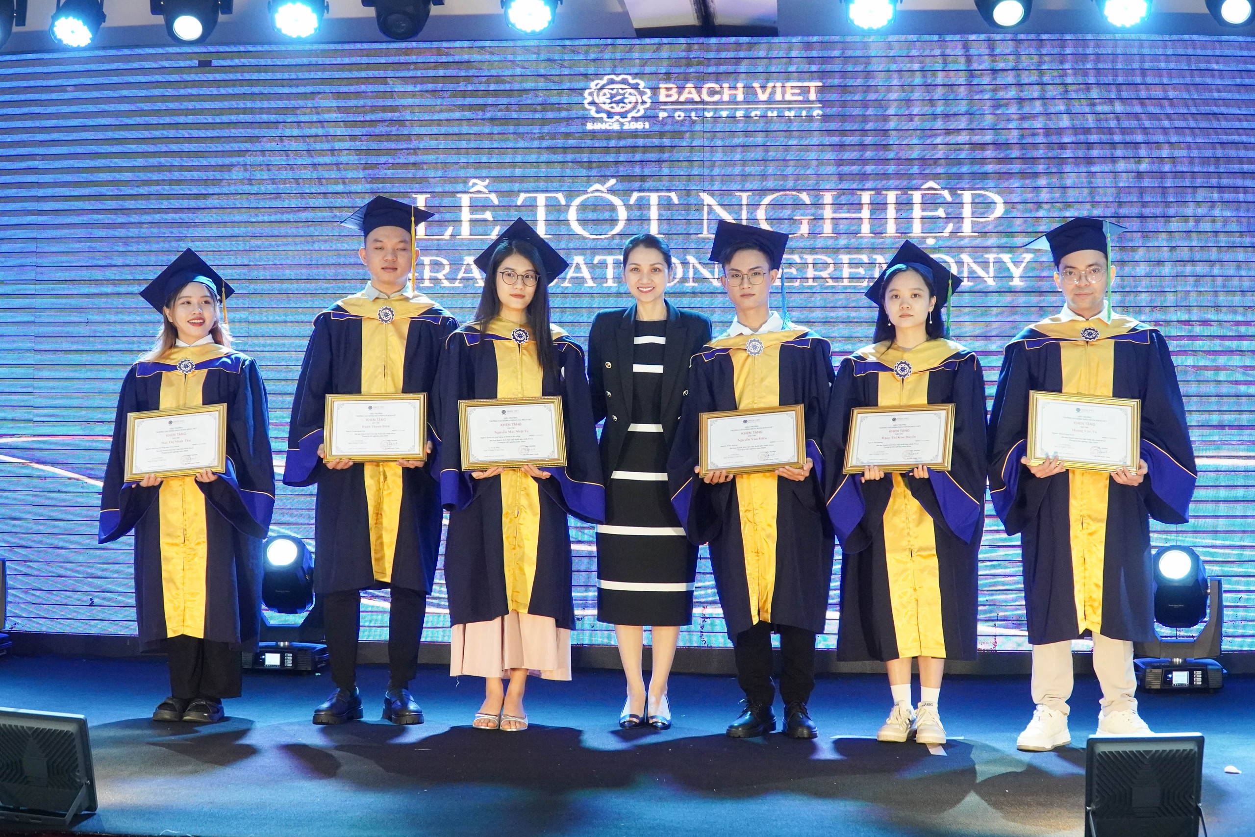 Phụ huynh bật khóc khi con vừa tốt nghiệp đã có việc làm- Ảnh 1. Phụ huynh bật khóc khi con vừa tốt nghiệp đã có việc làm- Ảnh 1.