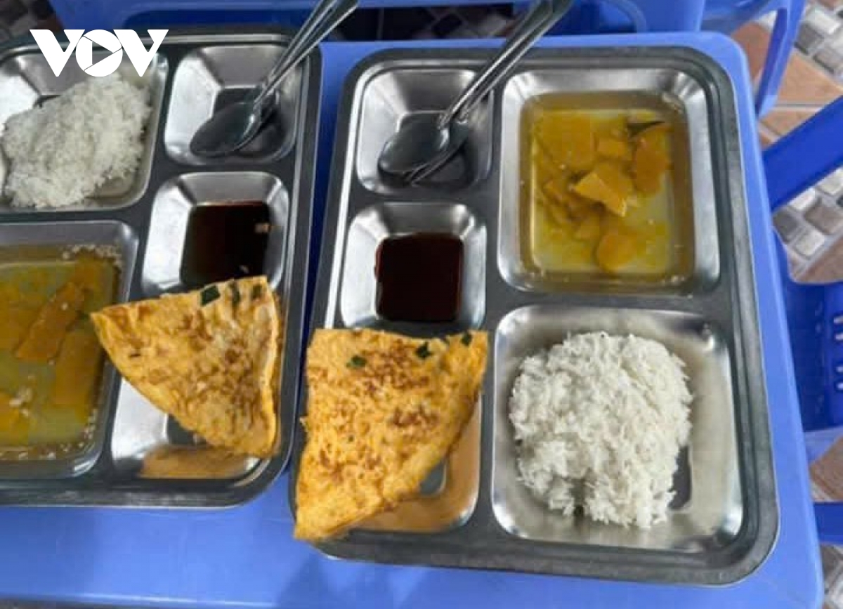 suất ăn bán trú bèo phụ huynh lo, phòng giáo dục họp gấp hình ảnh 1 suat an ban tru beo phu huynh lo, phong giao duc hop gap hinh anh 1