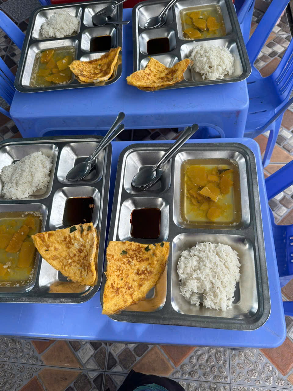 Cà Mau: Phụ huynh xót xa trước suất ăn của con tại trường- Ảnh 2. Cà Mau: Phụ huynh xót xa trước suất ăn của con tại trường- Ảnh 2.