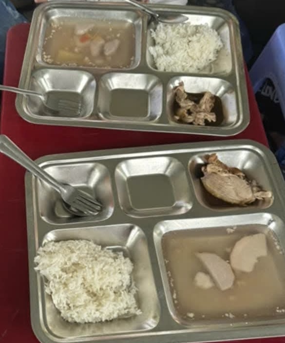 Cà Mau: Phụ huynh xót xa trước suất ăn của con tại trường- Ảnh 1. Cà Mau: Phụ huynh xót xa trước suất ăn của con tại trường- Ảnh 1.