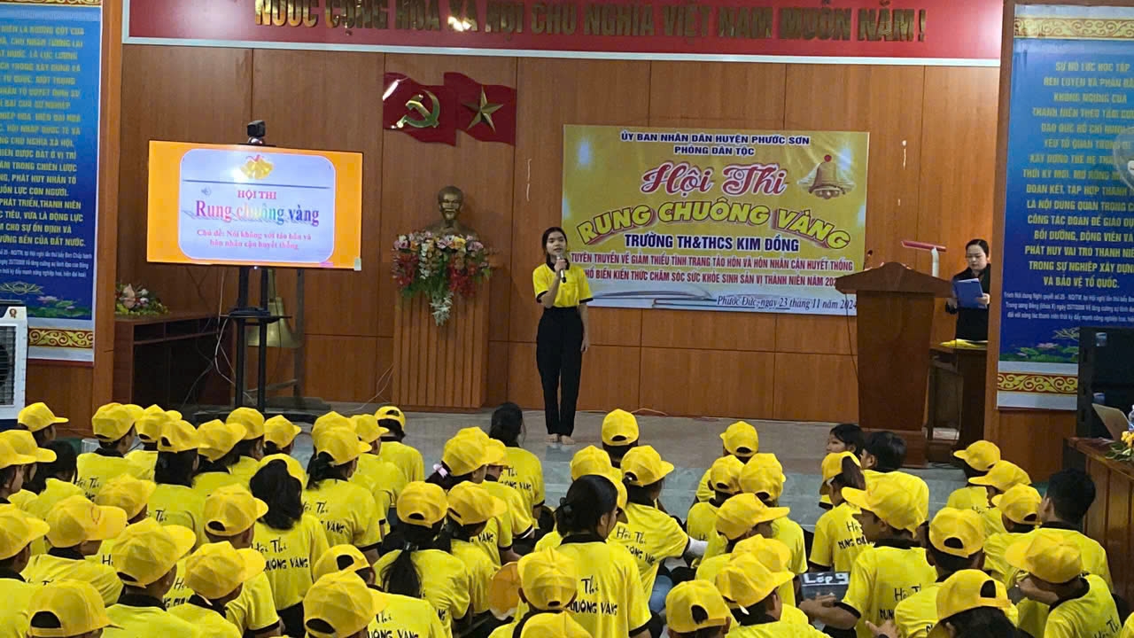 Đại diện học sinh thông tin, cam kết tại Hội thi rung chuông vàng phòng chống tảo hôn ở các trường học. Đại diện học sinh thông tin, cam kết tại Hội thi rung chuông vàng phòng chống tảo hôn ở các trường học.