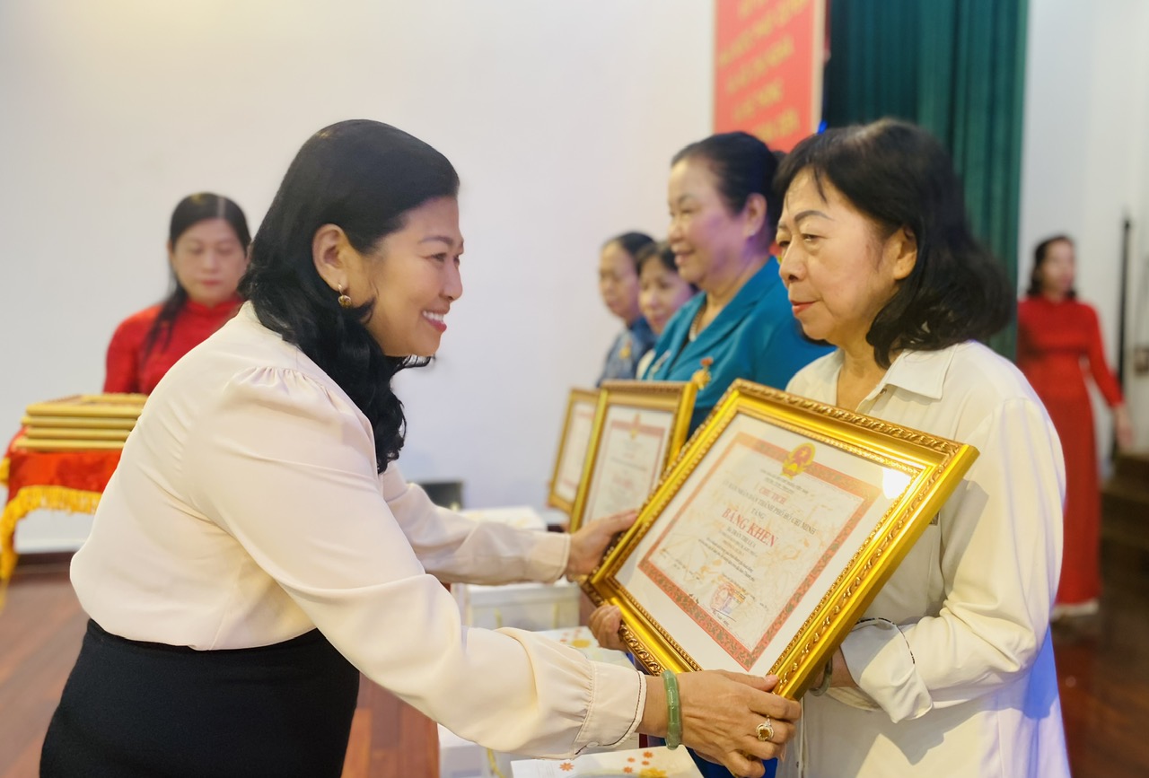 TP HCM: Quận 3 tri ân cá nhân hoạt động khu phố, tổ dân phố, khép lại một sứ mệnh lịch sử- Ảnh 1. TP HCM: Quận 3 tri ân cá nhân hoạt động khu phố, tổ dân phố, khép lại một sứ mệnh lịch sử- Ảnh 1.