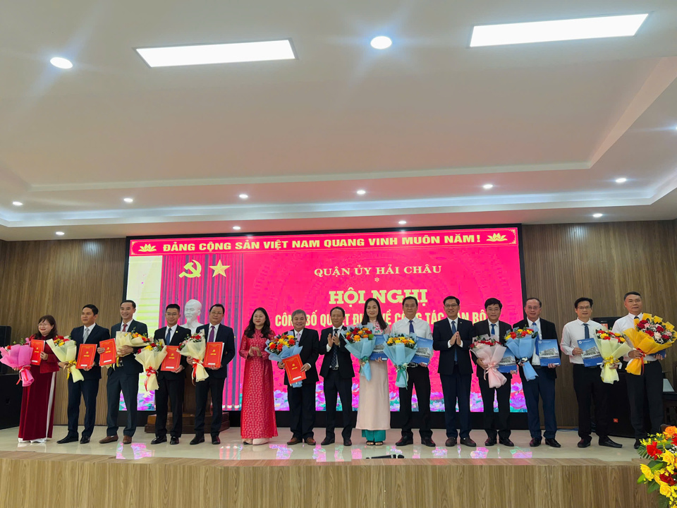 Lãnh đạo Quận uỷ trao Quyết định và hoa chúc mừng cho các đồng chí nhận nhiệm vụ mới