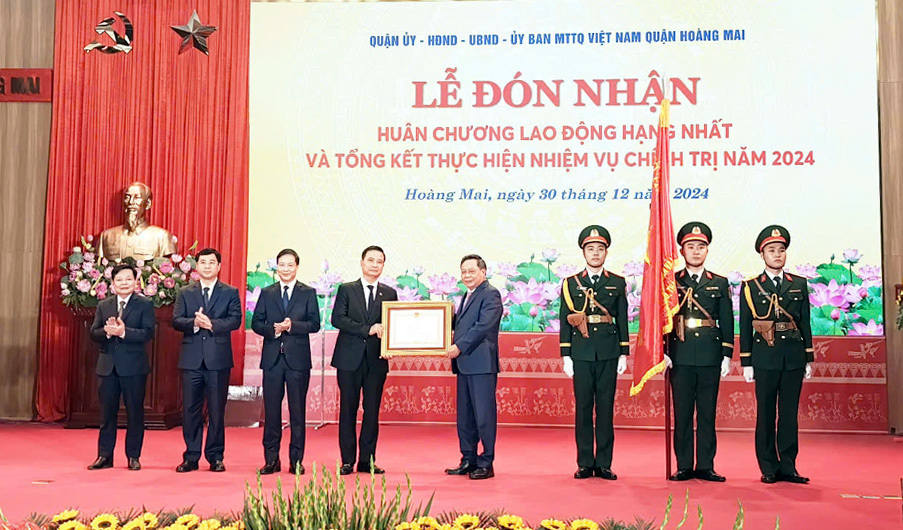 Thừa ủy quyền của Chủ tịch nước, Phó Bí thư Thường trực Thành ủy Hà Nội Nguyễn Văn Phong trao tặng Huân chương Lao động hạng Nhất cho Đảng bộ, chính quyền và nhân dân quận Hoàng Mai. Ảnh TA