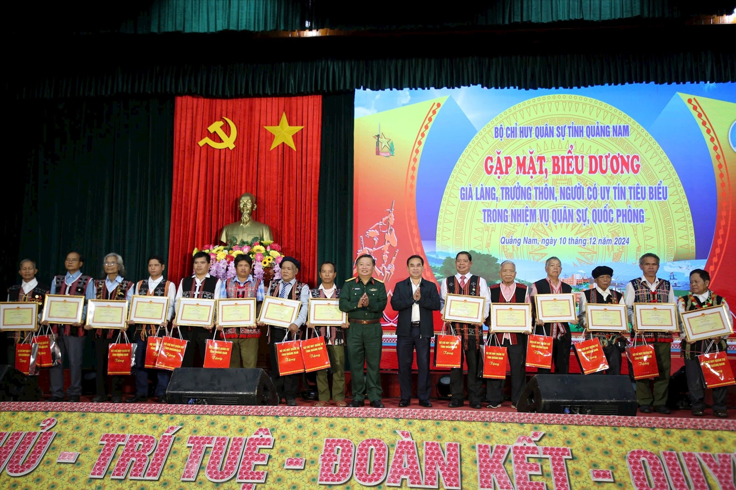 60 già làng, Người có uy tín tiêu biểu trong thực hiện nhiệm vụ quân sự - quốc phóng được biểu dương. 60 già làng, Người có uy tín tiêu biểu trong thực hiện nhiệm vụ quân sự - quốc phóng được biểu dương.