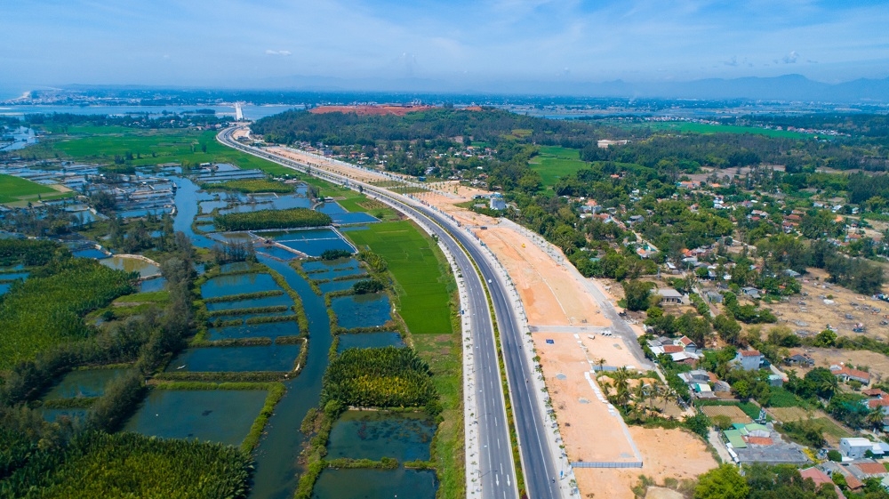 Quảng Ngãi đầu tư mạnh hạ tầng giao thông để vươn mình thành tỉnh phát triển khá- Ảnh 2. Quảng Ngãi đầu tư mạnh hạ tầng giao thông để vươn mình thành tỉnh phát triển khá- Ảnh 2.