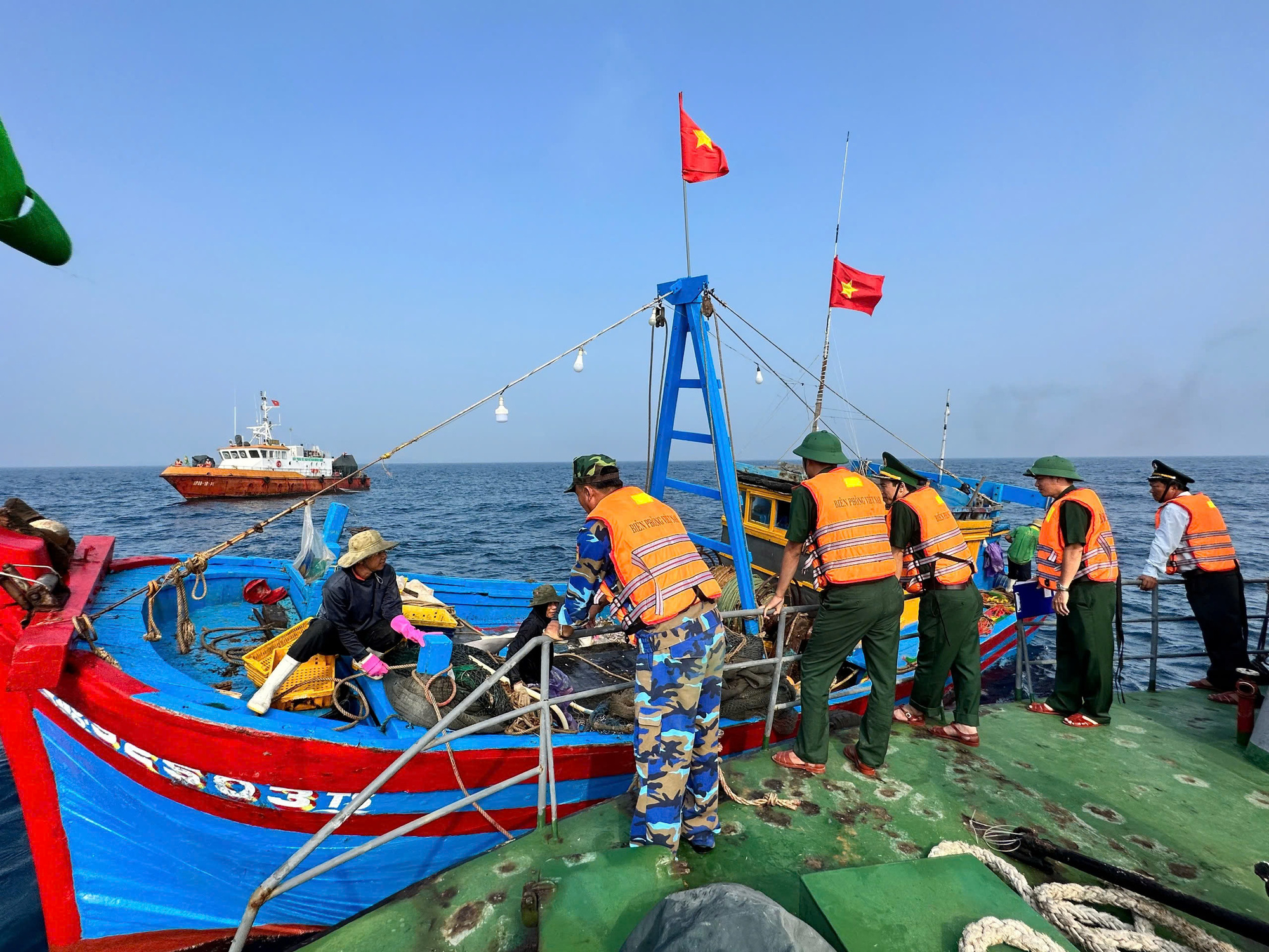 Quảng Ngãi siết chặt quản lý, đào tạo thuyền trưởng máy trưởng để chống khai thác IUU - Ảnh 1.