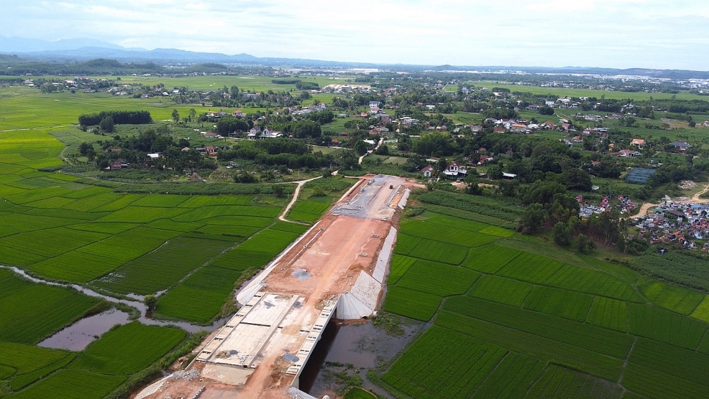 Quảng Ngãi tìm cách gỡ vướng, hoàn thành dự án đường 700 tỷ trong năm 2025- Ảnh 1. Quảng Ngãi tìm cách gỡ vướng, hoàn thành dự án đường 700 tỷ trong năm 2025- Ảnh 1.