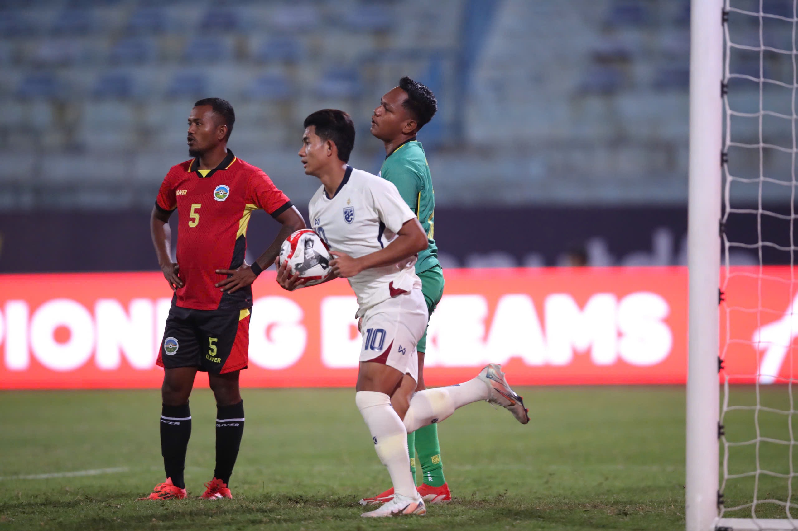 Suphanat Mueanta (10) đang là cầu thủ xuất sắc nhất AFF Cup 2024, khi ghi 3 bàn và có 4 kiến tạo, 2 lần đoạt giải cầu thủ xuất sắc nhất trận Suphanat Mueanta (10) đang là cầu thủ xuất sắc nhất AFF Cup 2024, khi ghi 3 bàn và có 4 kiến tạo, 2 lần đoạt giải cầu thủ xuất sắc nhất trận