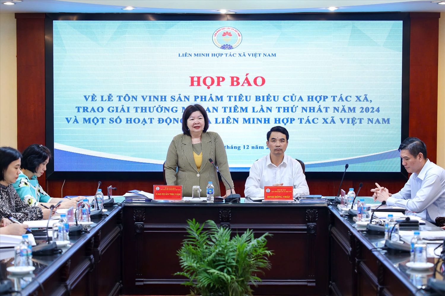 Bà Cao Xuân Thu Vân, Chủ tịch Liên minh HTX Việt Nam phát biểu tại buổi họp báo Bà Cao Xuân Thu Vân, Chủ tịch Liên minh HTX Việt Nam phát biểu tại buổi họp báo