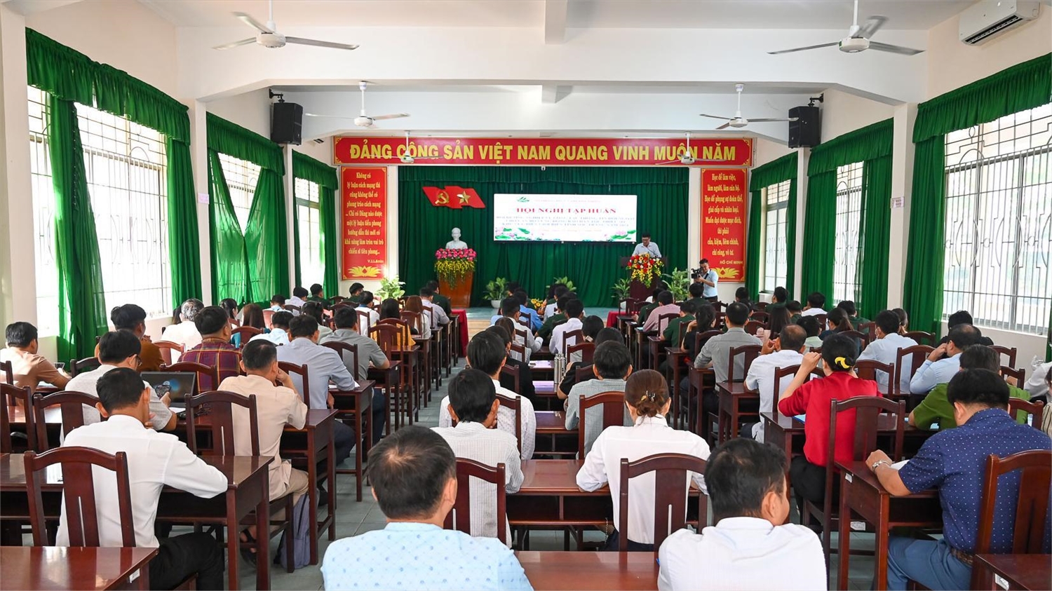 Gần 160 đại biểu tham dự hội nghị tập huấn Gần 160 đại biểu tham dự hội nghị tập huấn