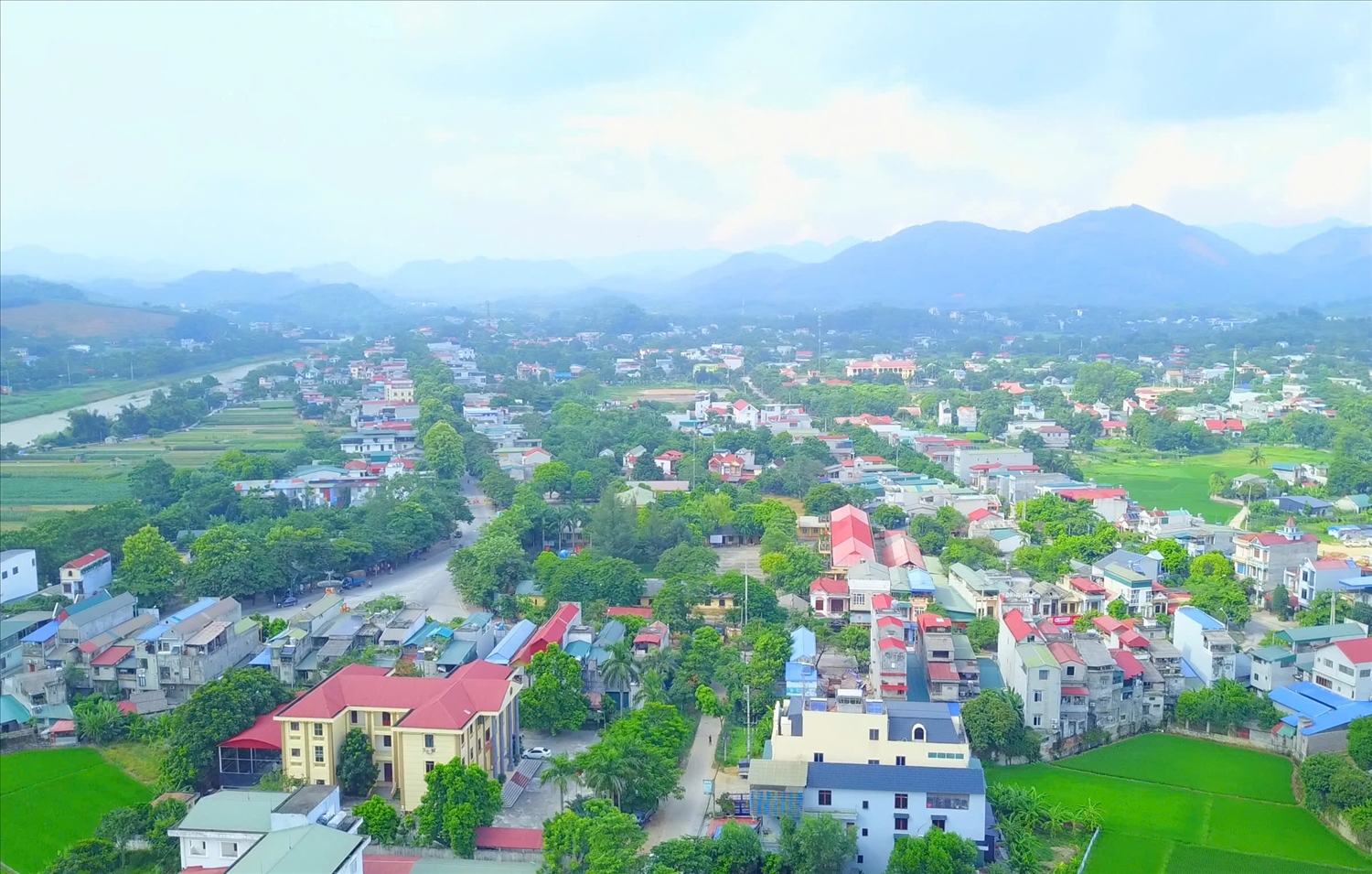 Một góc thị trấn Sơn Dương hiện nay. Một góc thị trấn Sơn Dương hiện nay.