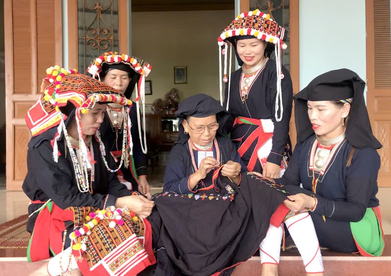 Đồng bào dân tộc Dao Quần chẹt, thôn Đồng Khuân, xã Phú Lương Đồng bào dân tộc Dao Quần chẹt, thôn Đồng Khuân, xã Phú Lương