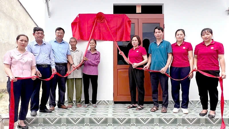 Khánh thành nhà đại đoàn kết tại xã Đông Thọ (Sơn Dương, Tuyên Quang). Khánh thành nhà đại đoàn kết tại xã Đông Thọ (Sơn Dương, Tuyên Quang).