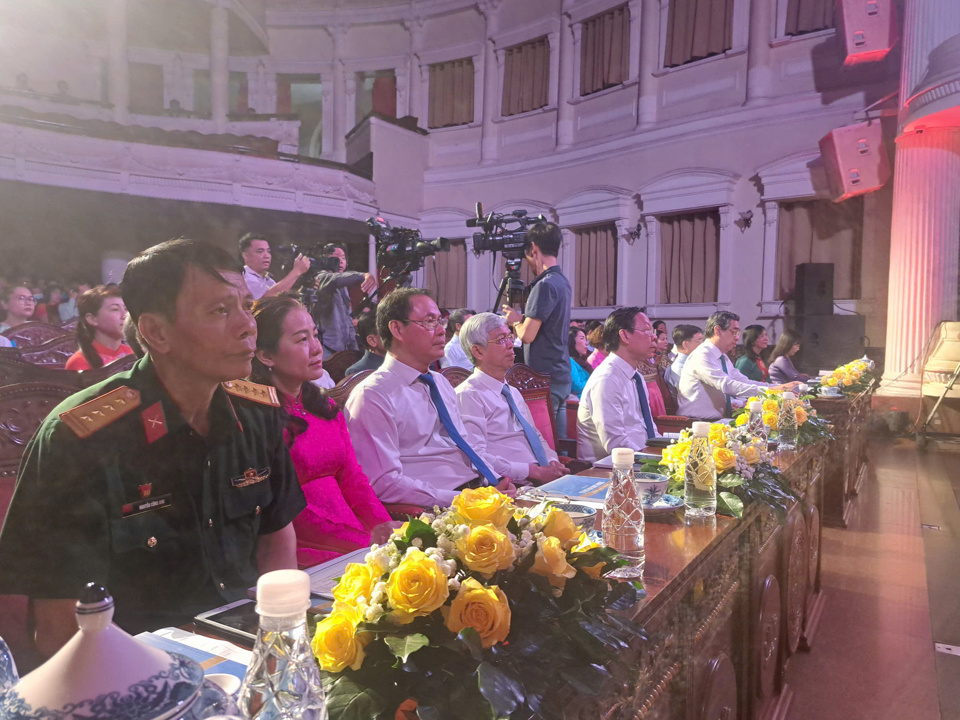 Lãnh đạo TP Hồ Chí Minh tại lễ tuyên dương “Tấm gương thầm lặng mà cao cả” lần 6 năm 2024.