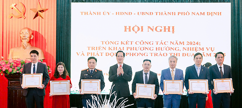 Đồng chí Bí thư Thành uỷ Nam Định Nguyễn Anh Tuấn trao Giấy khen cho các tổ chức cơ sở Đảng tiêu biểu, xuất sắc năm 2024. Ảnh: Xuân Thu