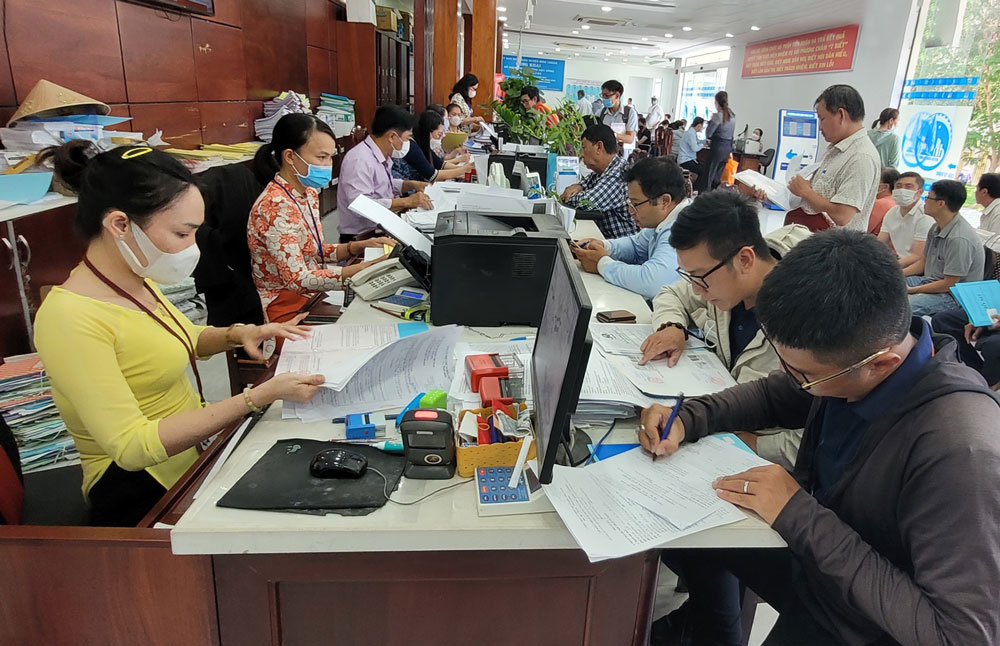 Cán bộ, công chức UBND huyện Bình Chánh, TP HCM giải quyết thủ tục hành chính cho người dân. Ảnh: TẤN THẠNH Cán bộ, công chức UBND huyện Bình Chánh, TP HCM giải quyết thủ tục hành chính cho người dân. Ảnh: TẤN THẠNH