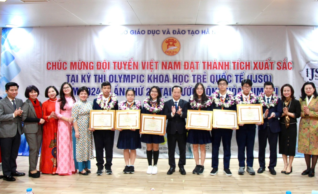 Tặng bằng khen cho học sinh đoạt giải Olympic Khoa học trẻ quốc tế - 1 Tặng bằng khen cho học sinh đoạt giải Olympic Khoa học trẻ quốc tế - 1