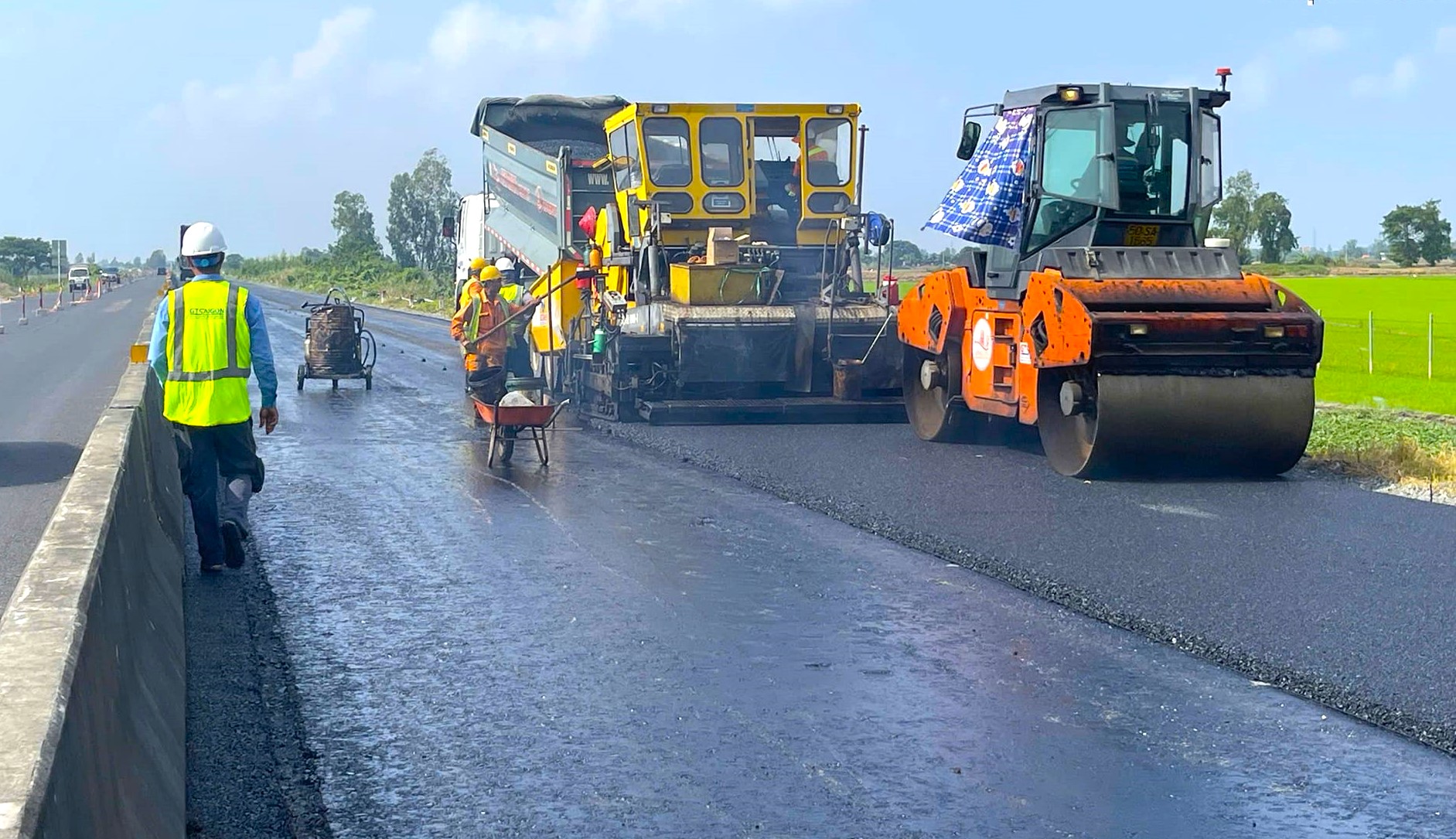 Tăng chất lượng bảo trì đường bộ, giảm thiệt hại do thiên tai- Ảnh 1. Tăng chất lượng bảo trì đường bộ, giảm thiệt hại do thiên tai- Ảnh 1.