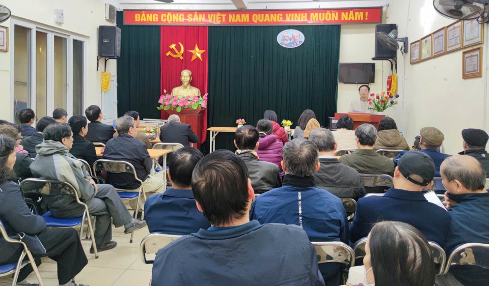 Chi bộ 6 (Đảng bộ phường Phương Liên, quận Đống Đa) thực hiện sinh hoạt chuyên đề về “Nghiên cứu, quán triệt, tuyên truyền tư tưởng chỉ đạo, định hướng lớn của Đảng và đồng chí Tổng Bí thư Tô Lâm về kỷ nguyên mới - kỷ nguyên vươn mình của dân tộc”.