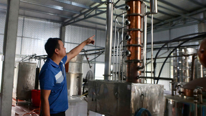 z6142489394007_8d616e8946408610010cf21e35183617-171808_601.jpg Hệ thống tháp chưng cất rượu đa tầng công nghệ châu Âu. Ảnh: Thanh Phương.