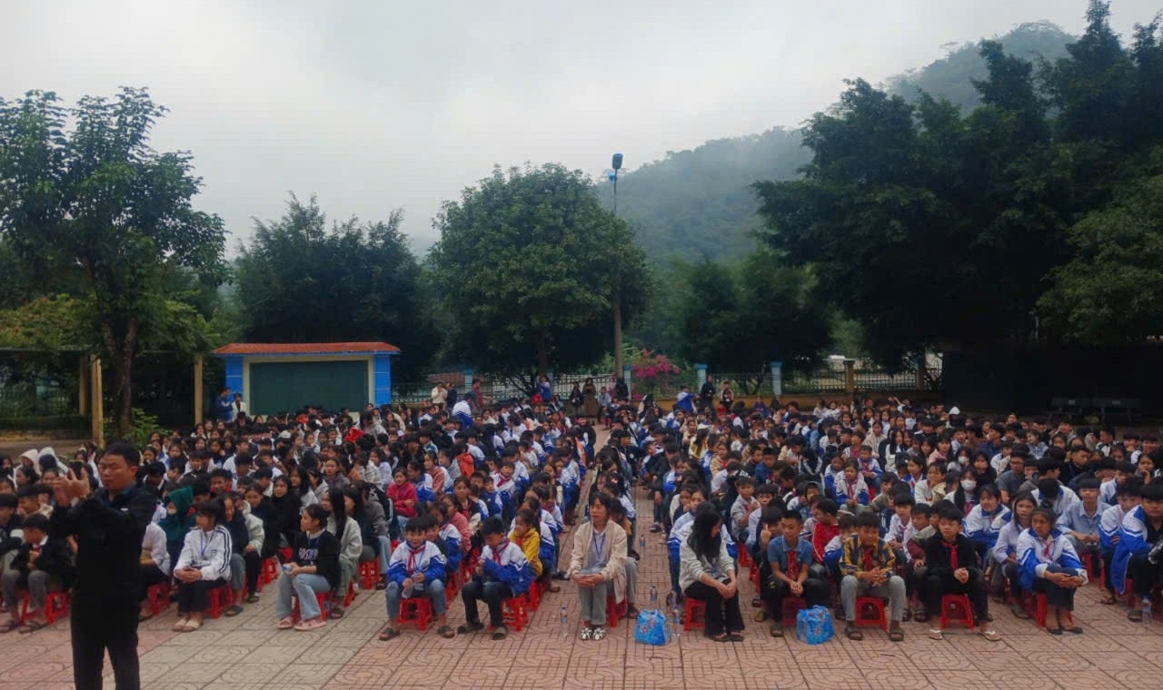 Các buổi tuyên truyền về phòng chống tội phạm ma túy, buôn người, xuất nhập cảnh trái phép hay phòng ngừa tảo hôn, hôn nhân cận huyết tại huyện Quan Hóa Huyện Quan Hóa chú trọng tổ chức các buổi tuyên truyền về phòng chống tảo hôn, hôn nhân cận huyết trong các trường học