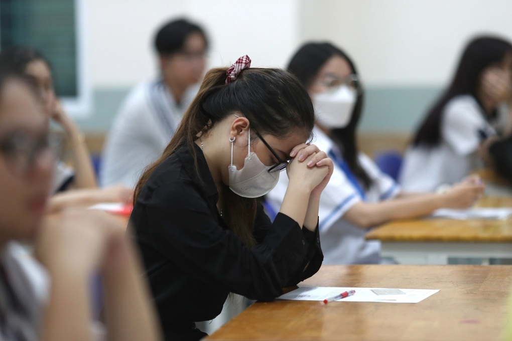 Thi tốt nghiệp THPT, nhìn bài người khác sẽ bị trừ điểm thế nào? - 1 Thi tốt nghiệp THPT, nhìn bài người khác sẽ bị trừ điểm thế nào? - 1