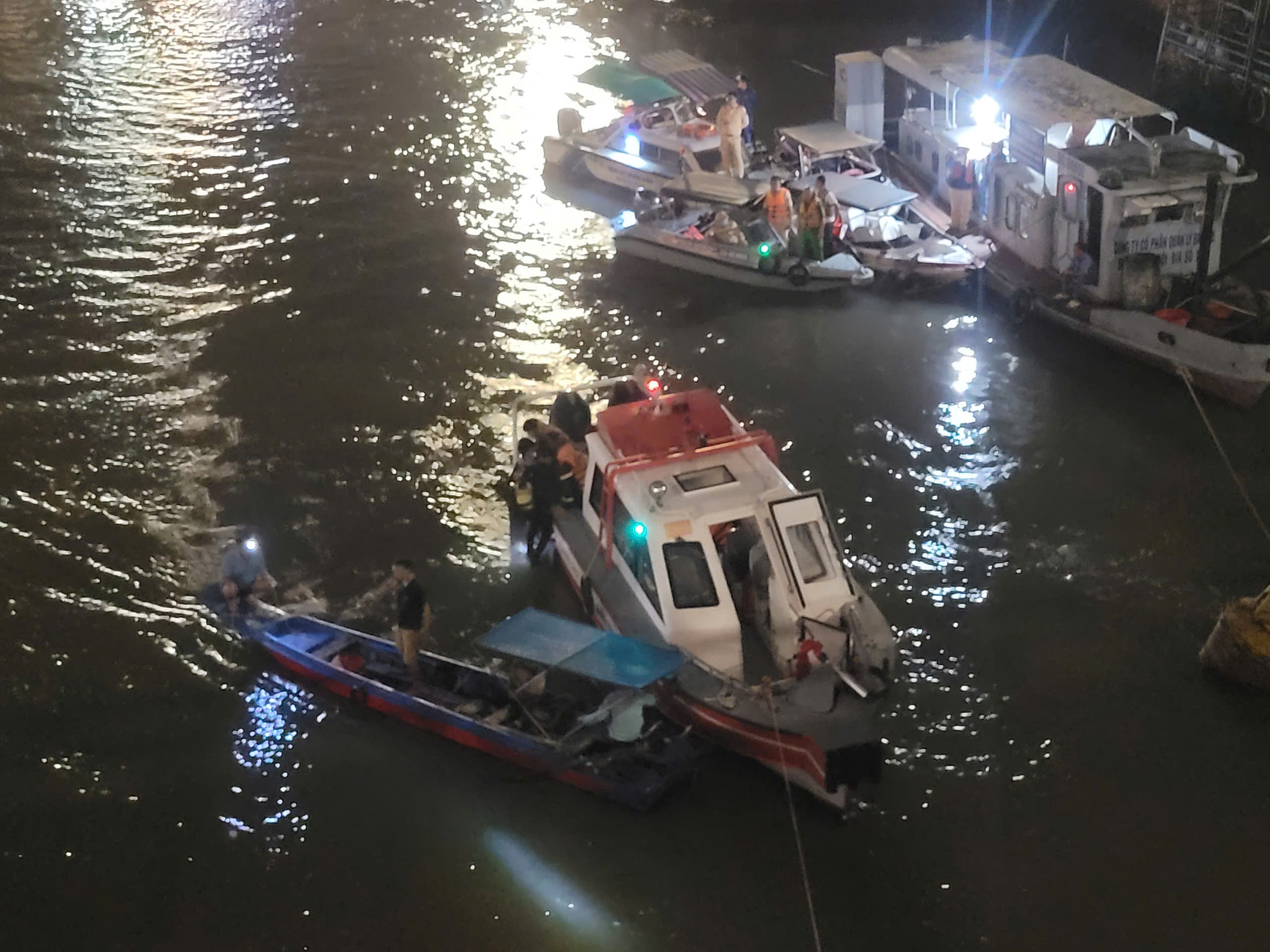 Tìm ô tô 7 chỗ tông gãy lan can cầu Đồng Nai, lao xuống sông mất tích- Ảnh 1. Tìm ô tô 7 chỗ tông gãy lan can cầu Đồng Nai, lao xuống sông mất tích- Ảnh 1.