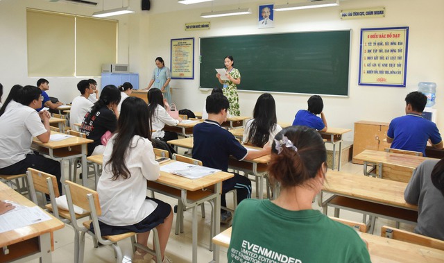 Hà Nội: Tổ chức các kỳ thi và tuyển sinh năm 2025 theo hướng giảm áp lực, giảm chi phí, ít tốn kém - Ảnh 1. Hà Nội: Tổ chức các kỳ thi và tuyển sinh năm 2025 theo hướng giảm áp lực, giảm chi phí, ít tốn kém - Ảnh 1.