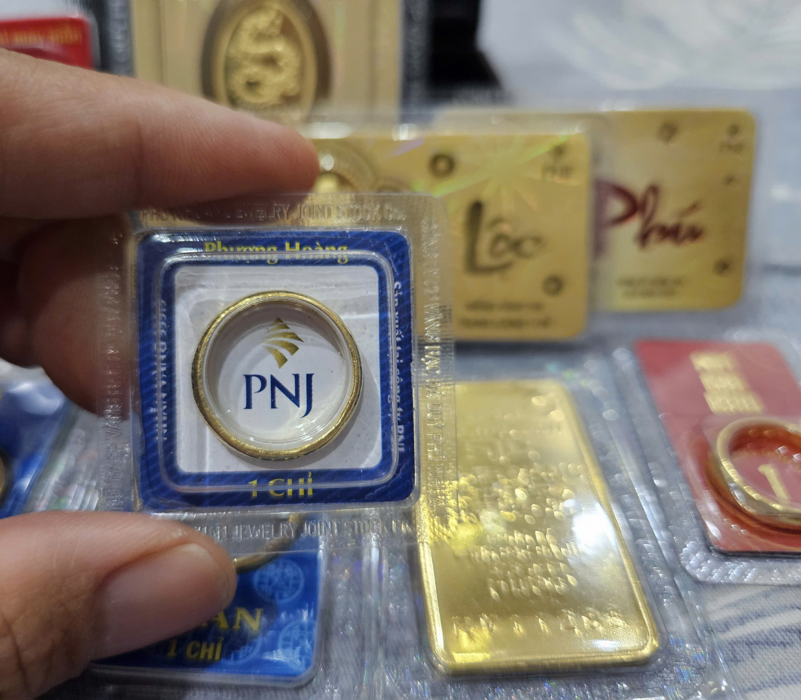 Tối 9-12, giá thế giới tăng vọt, vàng miếng SJC biến động bất ngờ- Ảnh 1. Tối 9-12, giá thế giới tăng vọt, vàng miếng SJC biến động bất ngờ- Ảnh 1.
